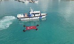 Denizde Türk bayrağı açarak Cumhuriyet Bayramı'nı kutladılar