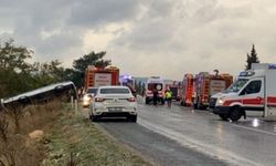 Denizli'de tur otobüsü devrildi; 1 ölü, 32 yaralı