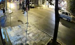 Devrilen hafif ticari araçtaki baba ile 8 aylık kızı kurtarıldığı anlar kamerada