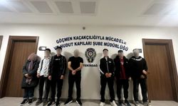 'Düğün konvoyu aracı' görünümlü otomobilde, 1 hükümlü ile 5 kaçak göçmen yakalandı