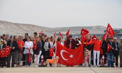 Eskişehir'de Cumhuriyet Bayramı'na özel koreografi; insanlar hilal, akrobasi uçağı yıldız oldu