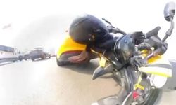 Etrafına bakınırken motosikletiyle önünde duran taksiye çarptı