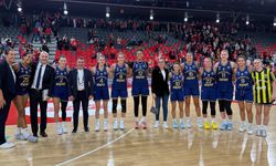 Fenerbahçe taraftarı parkede takımlarını yalnız bırakmıyor