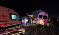 Hatay'da işçileri taşıyan servis minibüsü traktörün römorkuna çarptı: 14 Yaralı