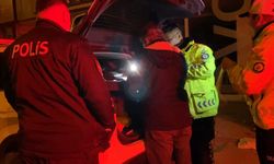 İkinci kez alkollü yakalandı, otomobilin çekilmemesi için polise dil döktü; o anlar kamerada