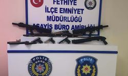 İş yerinin önüne bırakılan çantadan 8 silah ve kesici aletler çıktı