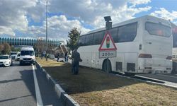 İşçi servisi otobüsü, kırmızı ışıkta bekleyen 7 araca çarptı: 3 yaralı