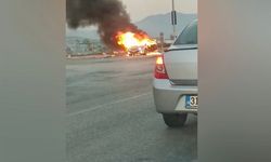 Işıklarda bekleyen otomobilin alev alev yanması kamerada