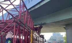 İstanbul - Bakırköy'de vinç parçası yüklü TIR köprüye sıkıştı
