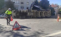 İstanbul - Beşiktaş'ta yükünü boşaltan hafriyat kamyonu devrildi; kaza kamerada