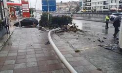 İstanbul - Büyükçekmece'de aydınlatma direğine çarpan minibüs devrildi: 2 yaralı
