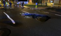 İstanbul - Fatih Vatan Caddesi'nde sağanak nedeniyle yol çöktü