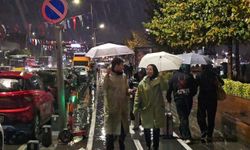 İstanbul - İstanbul'da sağanak nedeniyle Maltepe ve Üsküdar'da caddeleri su bastı