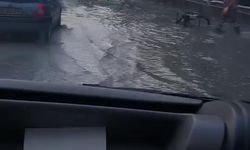 İstanbul - İstanbul'da sağanak sonrası caddeler su içinde kaldı; araçlar ilerlemekte zorluk yaşadı