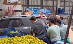 İstanbul - Kağıthane'de tezgah açamayınca pazar yerinde bırakılan aracı elbirliğiyle kaldırdılar; o anlar kamerada