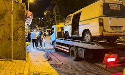 İstanbul- Küçükçekmece'de otomobil park halindeki araçlara çarptı: 2 yaralı