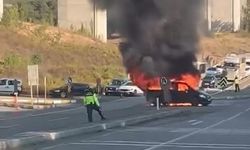 İstanbul - Pendik'te iki aracın karıştığı kazada otomobil ve minibüs alev alev yandı