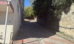 İstanbul - Sarıyer'de yokuştan kayan otomobil binaya çarpıp korkuluklarda asılı kaldı