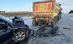 İstanbul- Silivri'de otomobil hafriyat kamyonuna çarptı: 2 yaralı