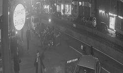 İstanbul- Sultangazi'de tek teker üzerinde ilerleyen motosikletli otomobile çarptı; kaza kamerada