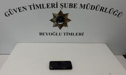 İstanbul- Taksim'de bankta uyuyan adamın telefonunu çaldı; kaçarken suçüstü yakalandı yere atıp kırdı