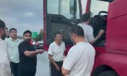 İstanbul - TIR şoförü zikzak çizerek ilerledi; dorsedeki yükler yola savruldu