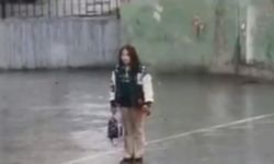 İstiklal Marşı okunurken yağmur altında saygı duruşuna geçen öğrenci ödüllendirildi