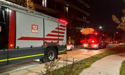 İzmir'de apartman dairesinde yangın; Mahsur kalan 4 kişi ile 1 köpek kurtarıldı