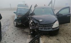 Kavşakta otomobiller çarpıştı: 1'i bebek, 4 yaralı