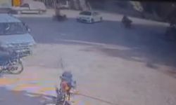 Kazada motosikletin savrulan sürücüsü yol kenarındaki çifte çarptı