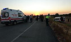 Kilis'te, otomobil ile minibüs çarpıştı: 12 yaralı