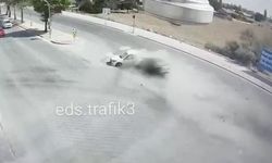 Kırmızı ışıkta duran otomobil, aracın çarpması ile ikiye bölündü; kaza kamerada
