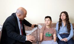 Kol ve bacakları olmayan Nakşin, ilk lise dersini evde öğretmeniyle yaptı