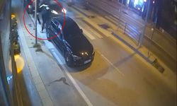 Kontrolden çıkan otomobilin park halindeki araca çarptığı kaza kamerada; 3 yaya son anda kurtuldu