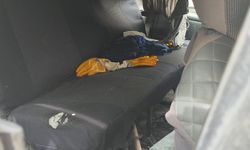 Kum yüklü kamyon minibüsün üzerine devrildi