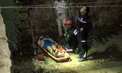 Kurtarma sırasında üşüyen turiste yeleğini verdi