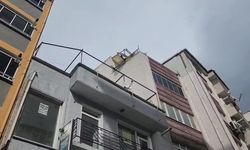 Lodosun çatıdan kopardığı sac levhanın altında kalmaktan son anda kurtuldu