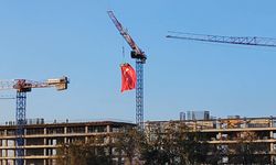 Malatya'da, vinç operatörü 35 metre yükseklikte Türk bayrağını dalgalandırdı