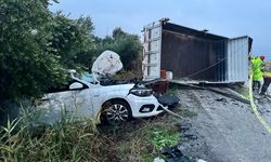 Manisa'da devrilen kamyonet sürüklenerek karşı şeride geçti; 2 ölü, 3 yaralı