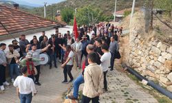Manisa'da düğüne geç kalan, oynamayan akrabalar su dolu yalağa atılıyor