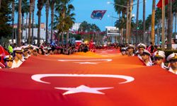 Mersin'de 102 metre uzunluğunda Türk bayrağıyla yürüyüş yapıldı