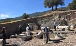 Metropolis'te ticaretin kalbi olduğu değerlendirilen 1800 yıllık agora bulundu