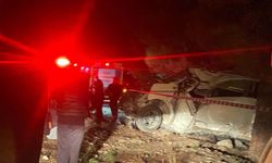 Minibüs ağaca çarptı: 2 ölü