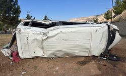 Minibüs, istinat duvarından düştü: 4 yaralı