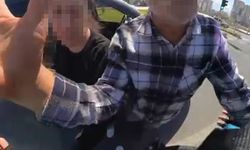 Motokurye, direksiyondaki sürücüyü yumrukladı