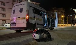 Motosiklet kaldırıma çarptı; 1 ölü, 1 yaralı