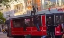Motosikleti, nostaljik tramvayın altında kalmaktan vatmanın dikkati kurtardı