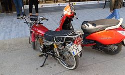 Motosikletin bisikletle çarpıştığı kaza kamerada: 2 yaralı