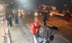 Motosikletin çarptığı yayanın yanından geçip yola devam ettiler