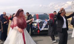 Muhtar, düğün konvoyunun yolunu kesip, cami ve Kur'an kursu için bağış aldı